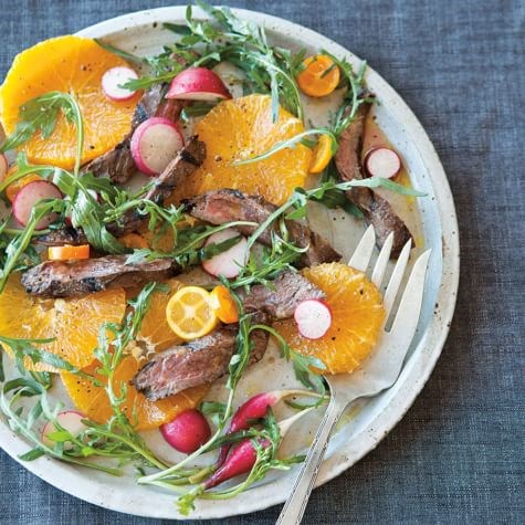 Skirt steak salad with oranges and arugula