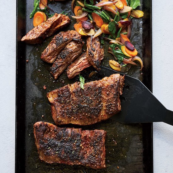 Skirt steak sizzle with carrots and arugula