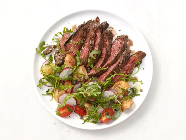 Skirt steak with arugula salad