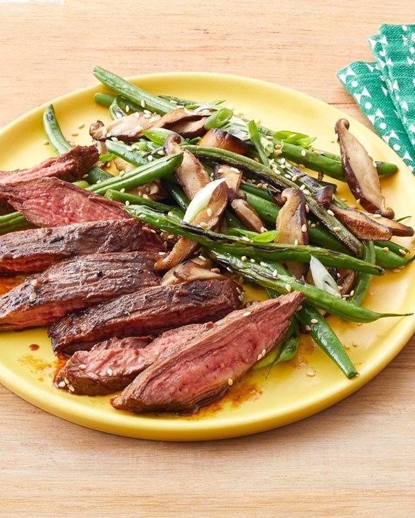 Skirt steak with blistered green beans