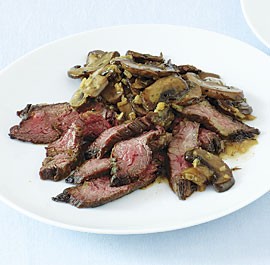 Skirt steak with mushrooms and shallots