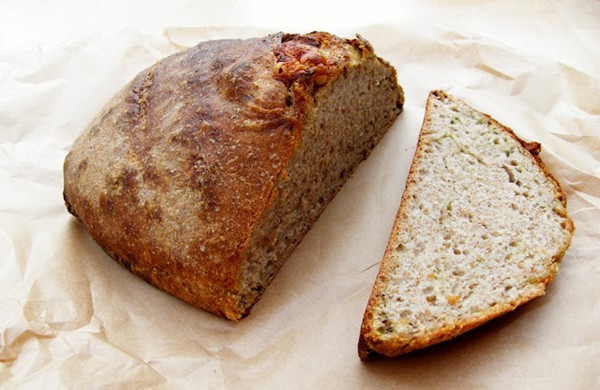 Slesvig-Holstein bread with pesto & goats' cheese