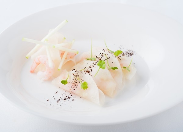 Sliced kohlrabi stuffed with prawn, apple and lemon 