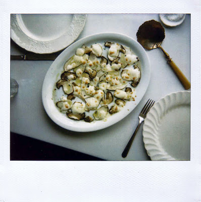 Sliced mushrooms with fresh mozzarella and thyme
