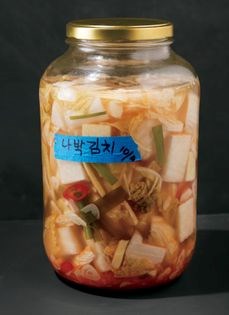 Sliced radish and cabbage water kimchi (Nabak kimchi)
