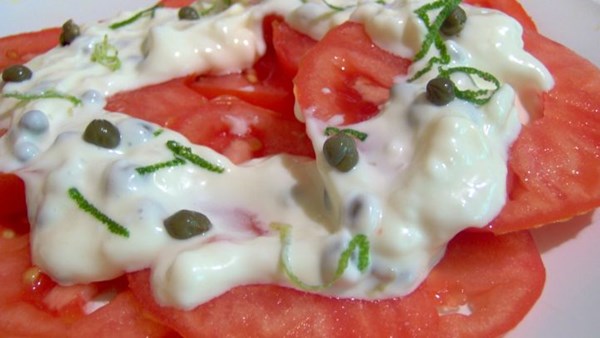 Sliced tomatoes with lemon caper sauce