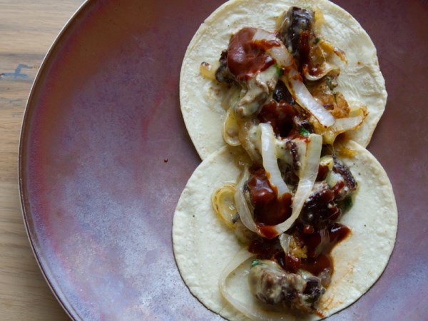 Slivered beef with well-browned onions (Bistec encebollado)