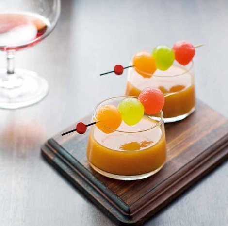 Sloe brandy and conserved peaches (Pacharán al melocton)