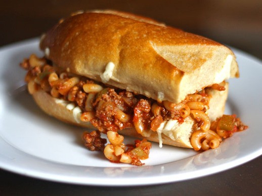 Sloppy Jessica, or mac-and-cheese-chili pizza on a bun