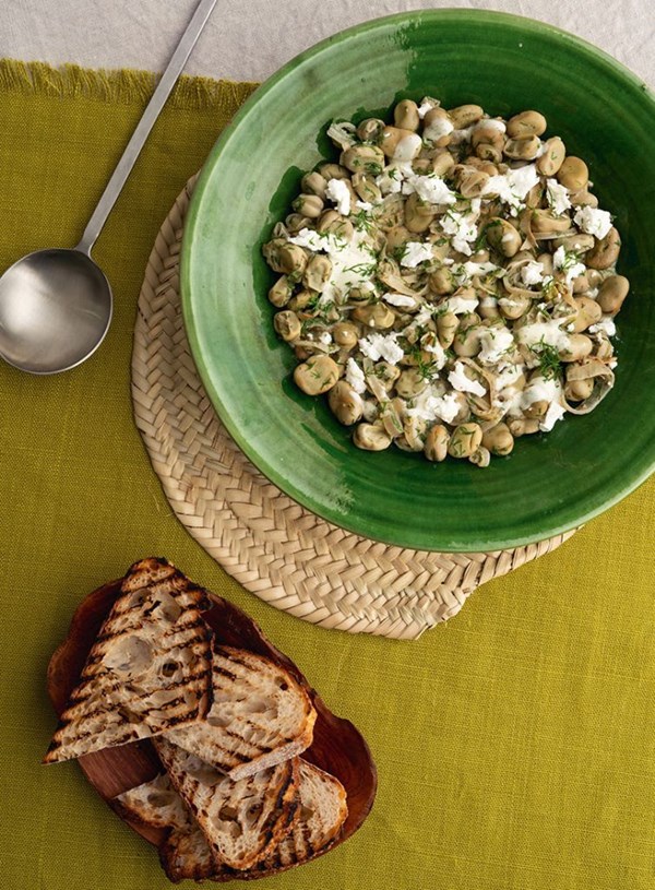 Slow-cooked broad beans with dill & goat's cheese