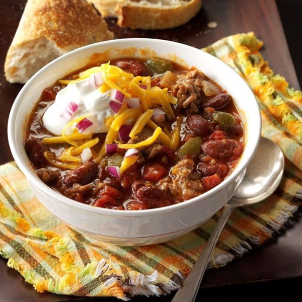 Slow-cooked chunky chili 
