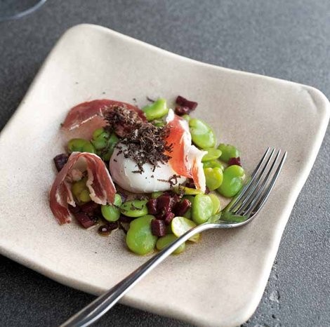Slow-cooked egg with broad beans, jamón Ibérico and truffle (Huevo con Ibérico, habas y trufa)