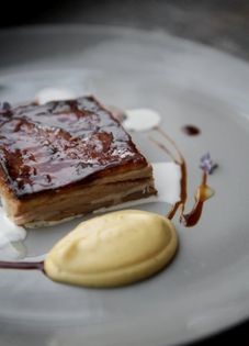 Slow-cooked lamb breast with vanilla and almond milk (Cordero a la vainilla)
