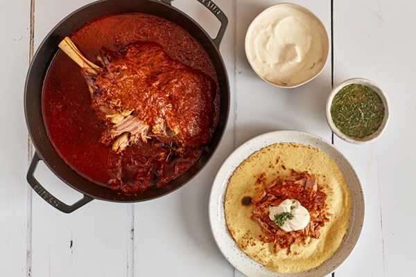  Slow-cooked lamb shoulder with black mint sauce, chilli crème fraîche and tacos