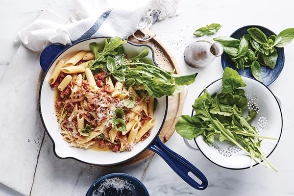 Slow-cooked onion, rocket and salami sauce