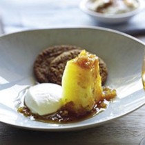 Slow-cooked pineapple with cream and brandy snaps