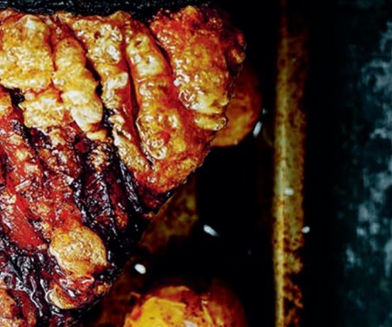 Slow-cooked pork belly with a sweet, spicy and sour sauce (Torreznos con mojo dulce)