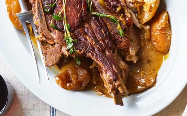 Slow-cooked pork in apples and white wine