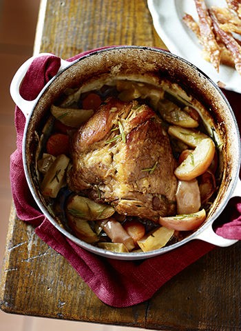 Slow-cooked pork with apples & cider sauce