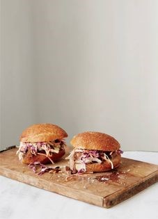 Slow-cooked pulled pork and coleslaw with cornichons (Pulled pork med 'slaw' og cornichoner)