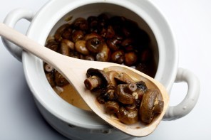 Slow-cooked sandpot mushrooms