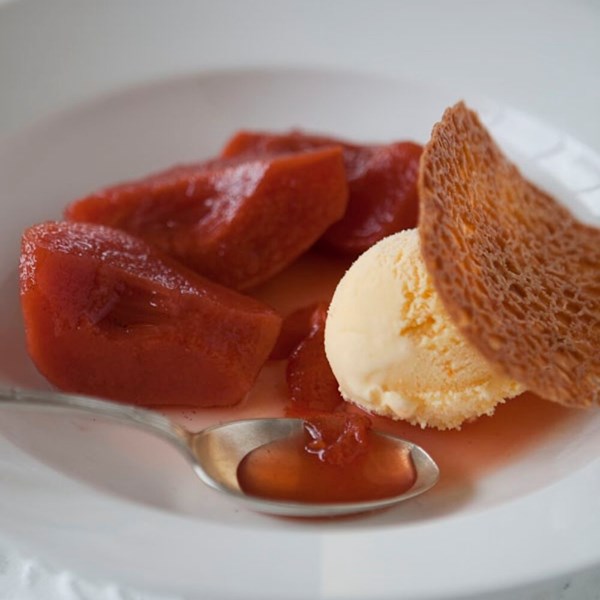 Slow-cooked vanilla quinces 
