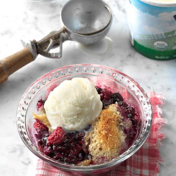 Slow cooker berry cobbler