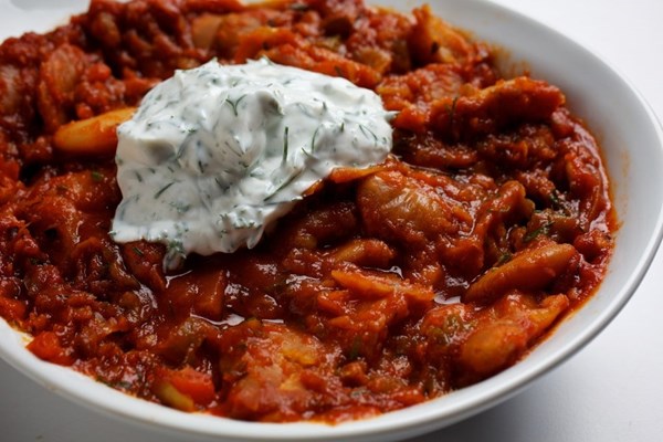 Slow-cooker Greek beans with peppers and yogurt