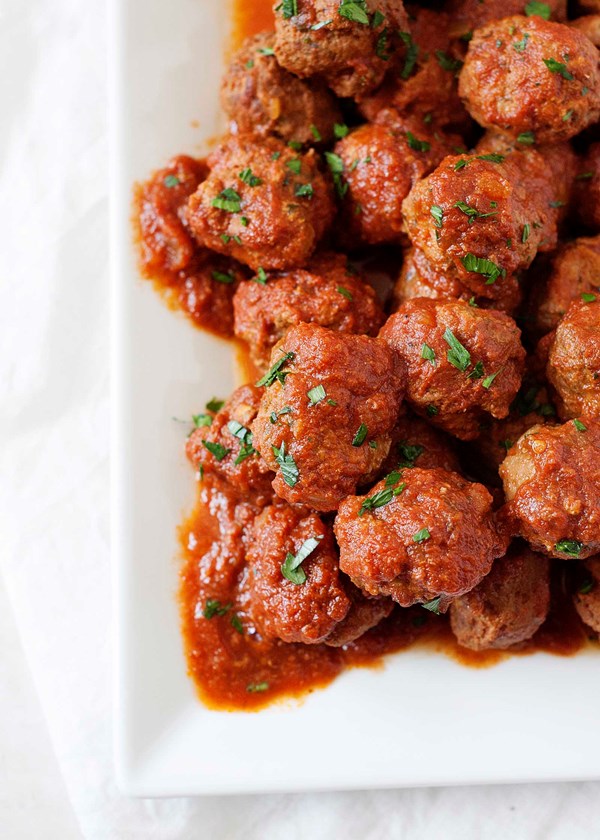 Slow cooker meatballs in tomato sauce