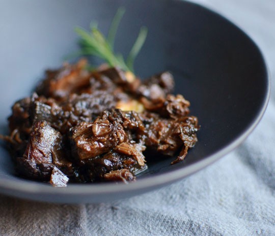 Slow cooker peppered beef shank in red wine