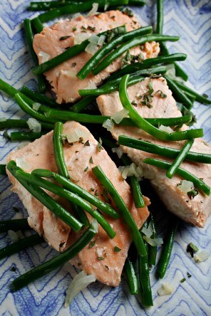 Slow-cooker salmon with shallot and green beans