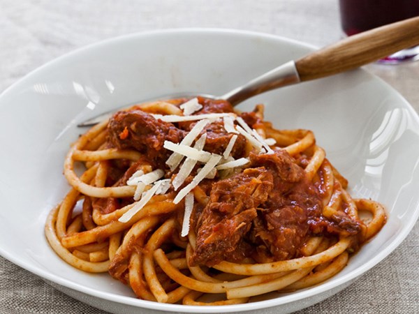 Slow-cooker Sunday sauce with spaghetti