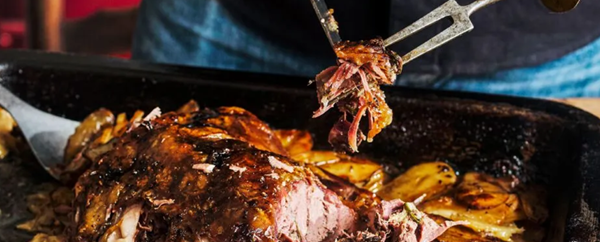 Slow-roast hogget shoulder (Ysgwydd cig hesbwrn wedi'i rostio'n araf)