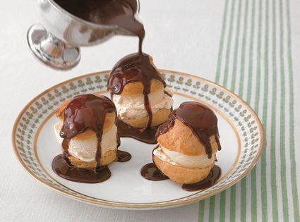 Small ice cream-filled puffs (Profiteroles)