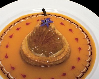 Small pear tartlets with caramel sauce