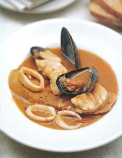Small tortellini in broth (Anolini in brodo)
