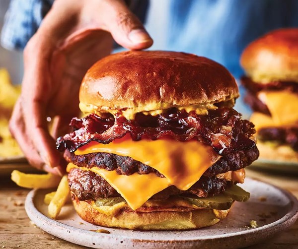 Smash cheeseburger with burger sauce