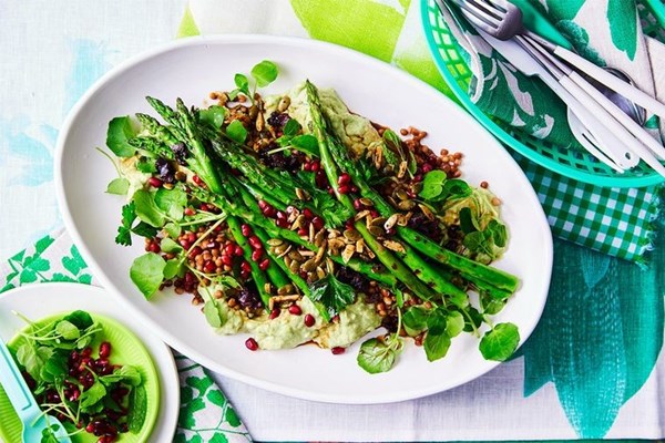 Smashed avocado and yoghurt salad