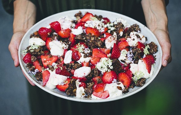 Smashed cookie salad with strawberries