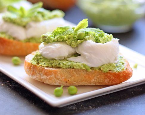 Smashed peas and fava beans with fresh mozzarella