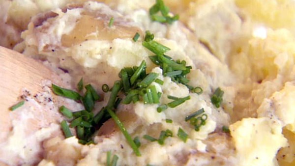 Smashed potatoes with sour cream and chives