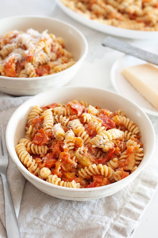 Smashed tomato pasta