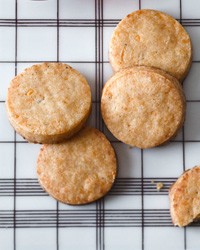 Smoked cheese cocktail cookies
