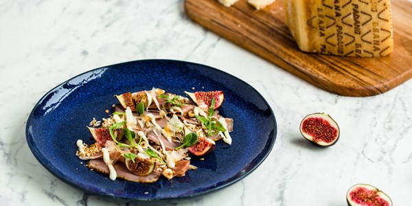Smoked duck breast salad with Grana Padano sauce, hazelnuts and bonito