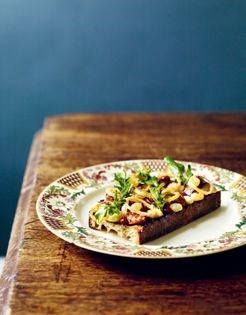 Smoked eel tartine, brown crab mayonnaise, smoked chilli ketchup and crispy shallots