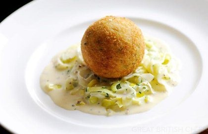 Smoked haddock fish cakes with creamed leeks