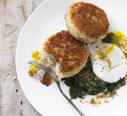 Smoked haddock fishcakes with spinach and poached egg