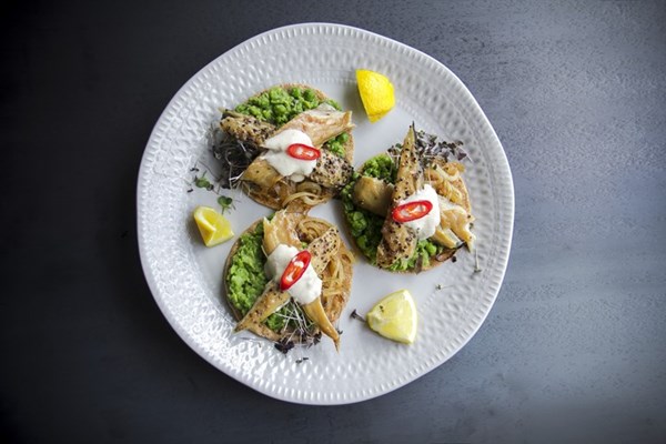  Smoked mackerel and crushed peas on crispbreads