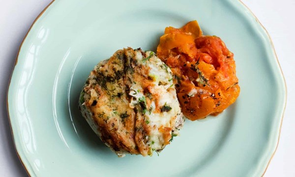 Smoked mackerel cakes with tomato sauce 