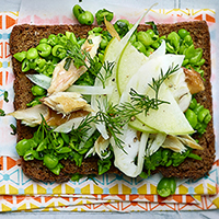 Smoked mackerel open sandwich with fennel and apple 